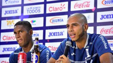 Bryan Beckeles y Eddie Hernández de la selección hondureña de fútbol en conferencia de prensa previa al partido frente a Australia en San Pedro Sula. (Foto: EFE/José Valle)