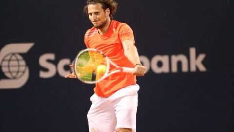 El futbolista uruguayo Diego Forlán durante un juego de exhibición en el   Abierto de Uruguay. (Foto: EFE/Raúl Martínez)