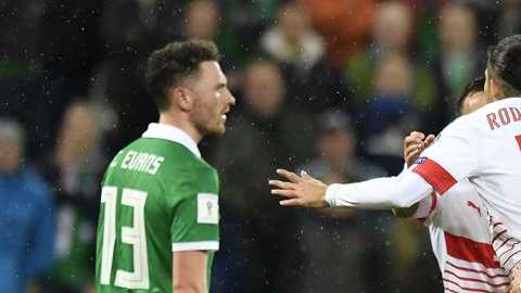 Suiza derrotó 1-0 a Irlanda del Norte, con un pena polémico