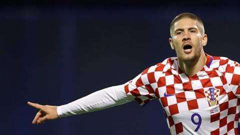 El croata Andrej Kramaric celebra luego de anotar el cuarto gol de su equipo a Grecia en el juego de repesca europea para el Mundial Rusia 2018. (Foto: EFE/Antonio Bat)