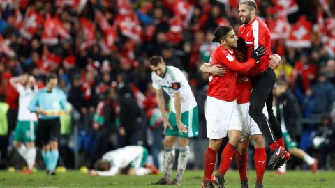 Los jugadores de Suiza celebran el pase de su selección al Mundial de Rusia 2018. (Foto: EFE/EPA/PETER KLAUNZER)