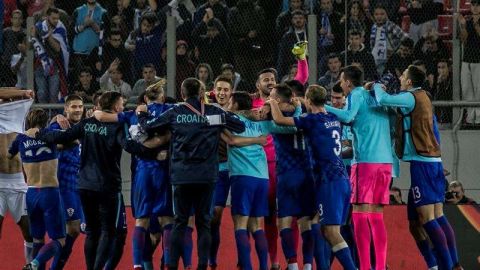 Los croatas celebran el pase al Mundial Rusia 2018 tras empatar a cero con Grecia en Pireo. (Foto: EFE/EPA/PANAGIOTIS MOSCHANDREOU)