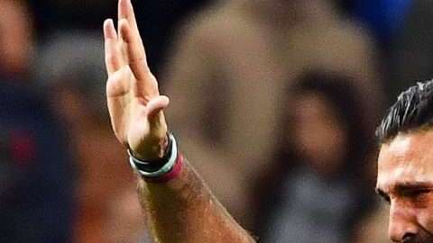 El arquero italiano Gianluigi Buffon reacciona tras la eliminación de Italia para la fase final del Mundial Rusia 2018. (Foto: EFE/DANIEL DAL ZENNARO)