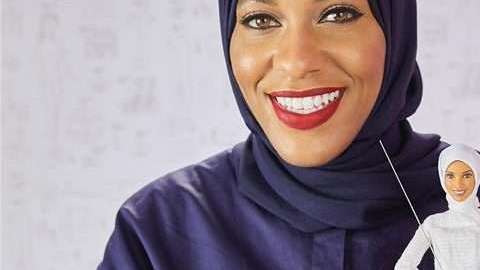 Ibtihaj Muhammad  sostiene a la primera muñeca Barbie vestida con el hijab. EFE