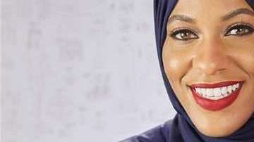 Ibtihaj Muhammad  sostiene a la primera muñeca Barbie vestida con el hijab. EFE