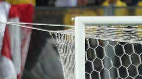 El delantero Jefferson Farfan anota el primer gol de dos con los que Perú venció a Nueva Zelanda para meterse al Mundial. (Foto: EFE/Germán Falcón)