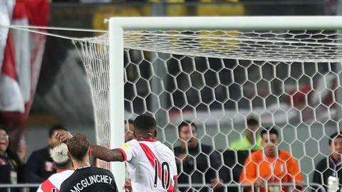 El delantero Jefferson Farfan anota el primer gol de dos con los que Perú venció a Nueva Zelanda para meterse al Mundial. (Foto: EFE/Germán Falcón)