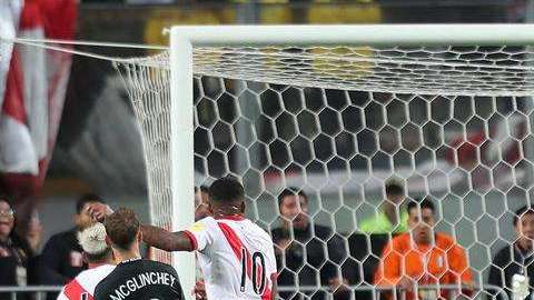 El delantero Jefferson Farfan anota el primer gol de dos con los que Perú venció a Nueva Zelanda para meterse al Mundial. (Foto: EFE/Germán Falcón)