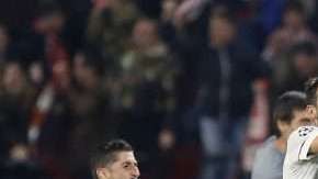 Los abrazos de los jugadores a Berizzo en el Sevilla 3 vs. Liverpool 3. Foto: EFE/Jose Manuel Vidal)