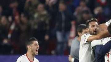 Los abrazos de los jugadores a Berizzo en el Sevilla 3 vs. Liverpool 3. Foto: EFE/Jose Manuel Vidal)
