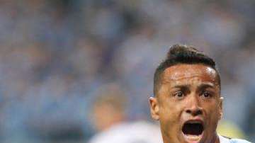 Cícero Santos de Grêmio celebra su gol ante Lanús durante el partido de ida por la final de la Copa Libertadores. (Foto: EFE/Silvio Avila)