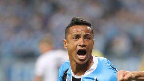 Cícero Santos de Grêmio celebra su gol ante Lanús durante el partido de ida por la final de la Copa Libertadores. (Foto: EFE/Silvio Avila)