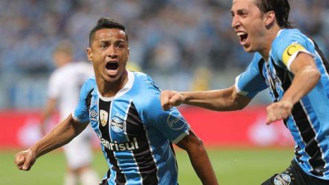 Cícero Santos de Grêmio celebra su gol ante Lanús durante el partido de ida por la final de la Copa Libertadores. (Foto: EFE/Silvio Avila)