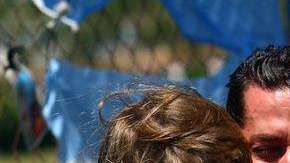 Familiares de Celso Oscar Vallejos, tripulante del ARA San Juan, este sábado, en la Base Naval de Mar del Plata (Argentina).