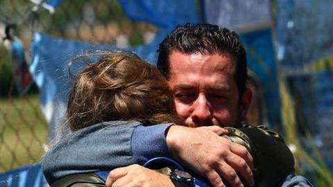 Familiares de Celso Oscar Vallejos, tripulante del ARA San Juan, este sábado, en la Base Naval de Mar del Plata (Argentina).
