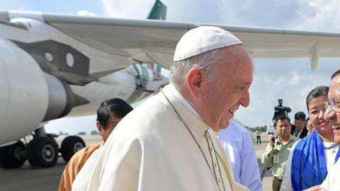 El arzobispo de Rangún, Charles Maung Bo  recibe al papa Francisco. /EFE