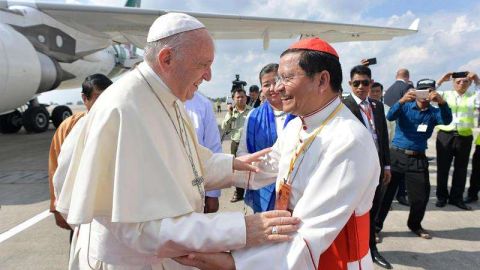 El arzobispo de Rangún, Charles Maung Bo  recibe al papa Francisco. /EFE