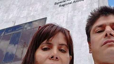 Yaneth Molina junto a su espeso. EFE