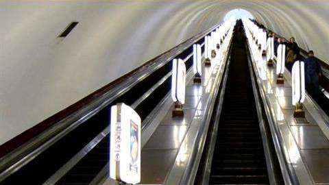 Se lleva cinco minutos en descender en las escaleras eléctricas para llegar al anden. EFE