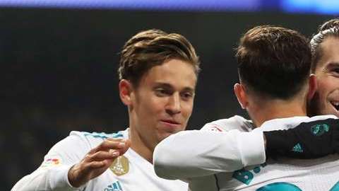 GRAF935. MADRID, 28/11/2017.- Los jugadores del Real Madird celebran el primer gol del equipo blanco durante el encuentro correspondiente a la vuelta de los dieciseisavos de final de la Copa del Rey que disputan esta noche frente al Fuenlabrada en el estadio Santiago Bernabéu, en Madrid. EFE/Kiko Huesca.