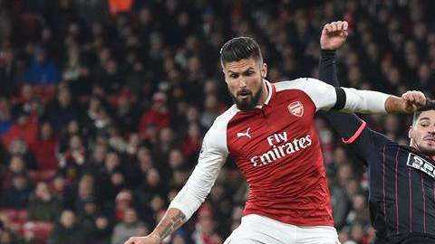 El jugador francés del Arsenal Olivier Giroud hizo un doblete ante el Huddersfield Town en la Liga Premier. Foto: EFE/ FACUNDO ARRIZABALAGA)