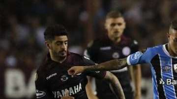 Luan del Gremio se llevó puestos a todos los jugadores de Lanús, en la final de la Copa Libertadores. (Foto: EFE/David Fernández)