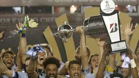 Jugadores de Gremio de Brasil celebran con el trofeo tras ganar la Copa Libertadores al Lanús de Argentina. Foto: EFE/David Fernández)