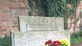 Ann Kear había intentado casi de todo —dejarle cartas, aparecer en las noticias— para identificar al extraño que visitaba a su hermano, pero no lo había logrado.