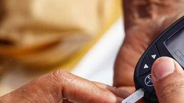 Las personas que padecen diabetes deben monitorear constantemente su indice de azúcar en sangre.