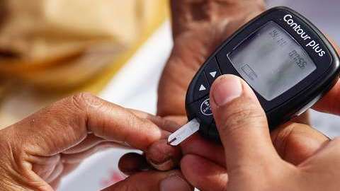 Las personas que padecen diabetes deben monitorear constantemente su indice de azúcar en sangre.