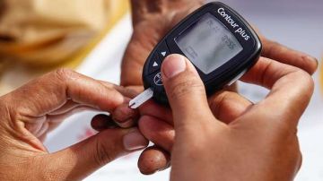 Las personas que padecen diabetes deben monitorear constantemente su indice de azúcar en sangre.
