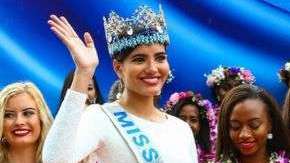Miss Mundo 2016, Stephanie Del Valle, de Puerto Rico, saluda al público durante la inauguración del reinado de este año.
