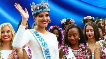 Miss Mundo 2016, Stephanie Del Valle, de Puerto Rico, saluda al público durante la inauguración del reinado de este año.