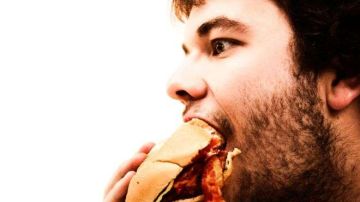 Quienes comen demasiado rápido no dan a su cerebro el tiempo suficiente para registrar que están satisfechos.