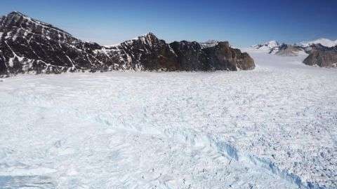 El flujo de calor varía dependiendo que qué región de Antártica se trate.