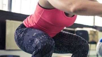 El movimiento, o ejercicio de ponerse en cuclillas, o las sentadillas, son también muy beneficiosas, explican los expertos.