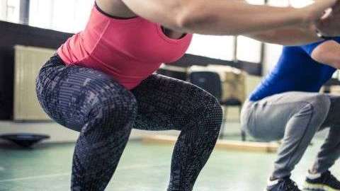 El movimiento, o ejercicio de ponerse en cuclillas, o las sentadillas, son también muy beneficiosas, explican los expertos.