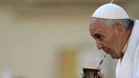 Argentina tiene al Papa Francisco como embajador casual del mate a nivel internacional.