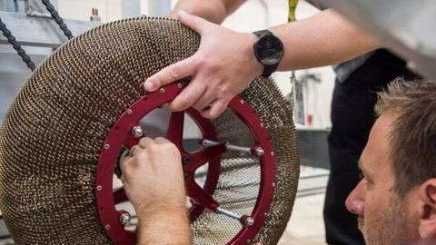 La Superelastic Tire fue creada a partir de la tecnología usada en los vehículos espaciales llevados a Marte.