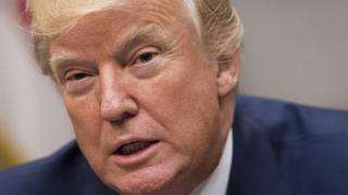 El presidente Trump desata polémica por videos en Twitter.