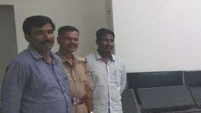 Vasudev Nanaiah rodeado de televisores y policías
Image caption
La policía de Bangalore con Vasudev Nanaiah, quien está acusado de robarse 120 televisores.