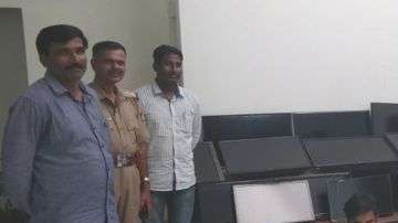 Vasudev Nanaiah rodeado de televisores y policías
Image caption
La policía de Bangalore con Vasudev Nanaiah, quien está acusado de robarse 120 televisores.