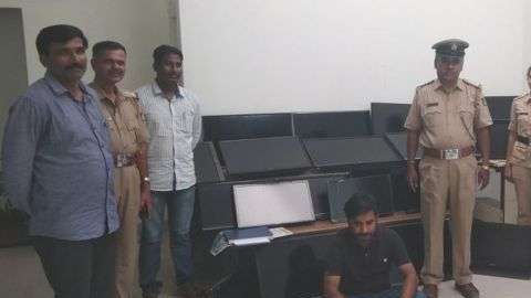 Vasudev Nanaiah rodeado de televisores y policías
Image caption
La policía de Bangalore con Vasudev Nanaiah, quien está acusado de robarse 120 televisores.