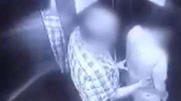 La escena fue captada en el ascensor de un edificio de la capital chilena