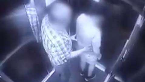 La escena fue captada en el ascensor de un edificio de la capital chilena