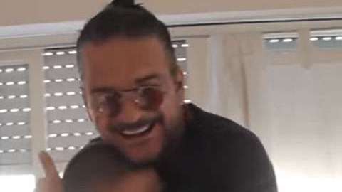 Ricardo Arjona sorprendió a una fan.
