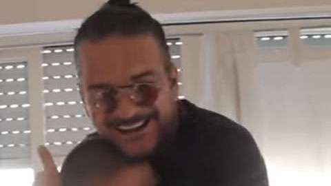 Ricardo Arjona sorprendió a una fan.