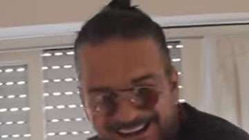 Ricardo Arjona sorprendió a una fan.