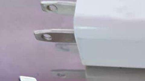 Las autoridades buscan determinar si el cargador es original.