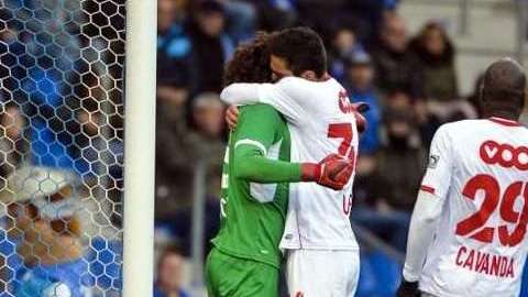 El mexicano Guillermo Ochoa atajó un penalti en el triunfo del Standard de Lieja.